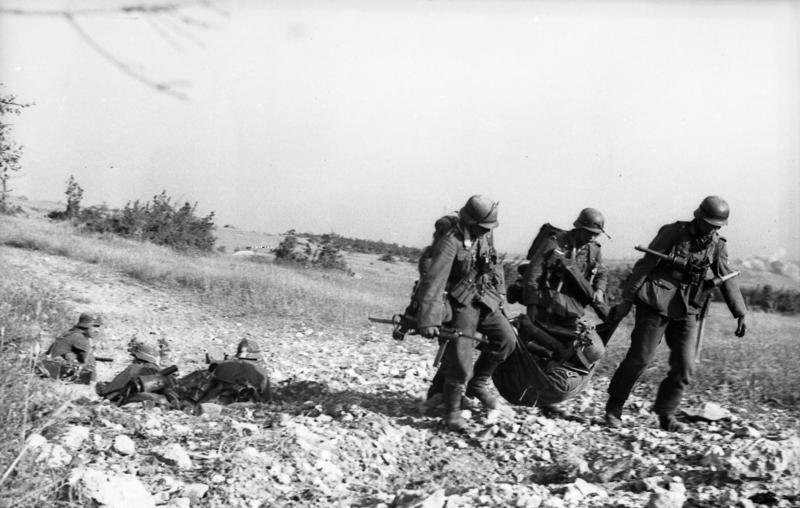 Бой за Севастополь в Крыму, вынос раненного 22 июля 1942